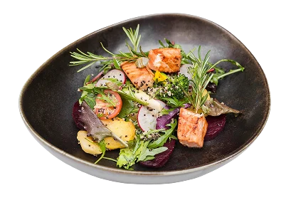 Salat mit gebratenem Lachs, Radieschen, Tomaten und frischen Kräutern