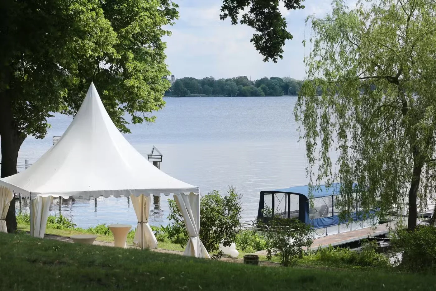 Weißer Pavillon auf der Seeterrasse des Restaurant Hessenwinkel am Dämeritzsee